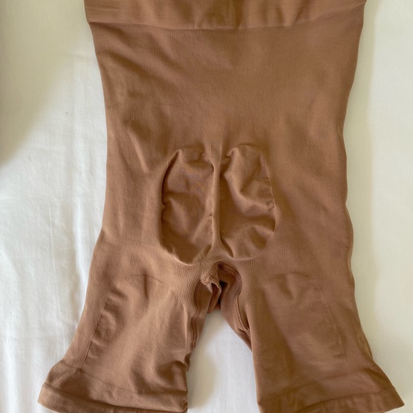 Skims maternity SCULPTING SHORT MID THIGH - Picture 3 of 4